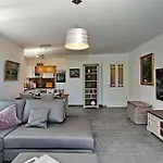 Linden-palais 19 *